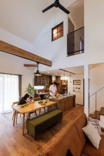 森の中の景色を取り込んだバイクガレージと縁側のある家