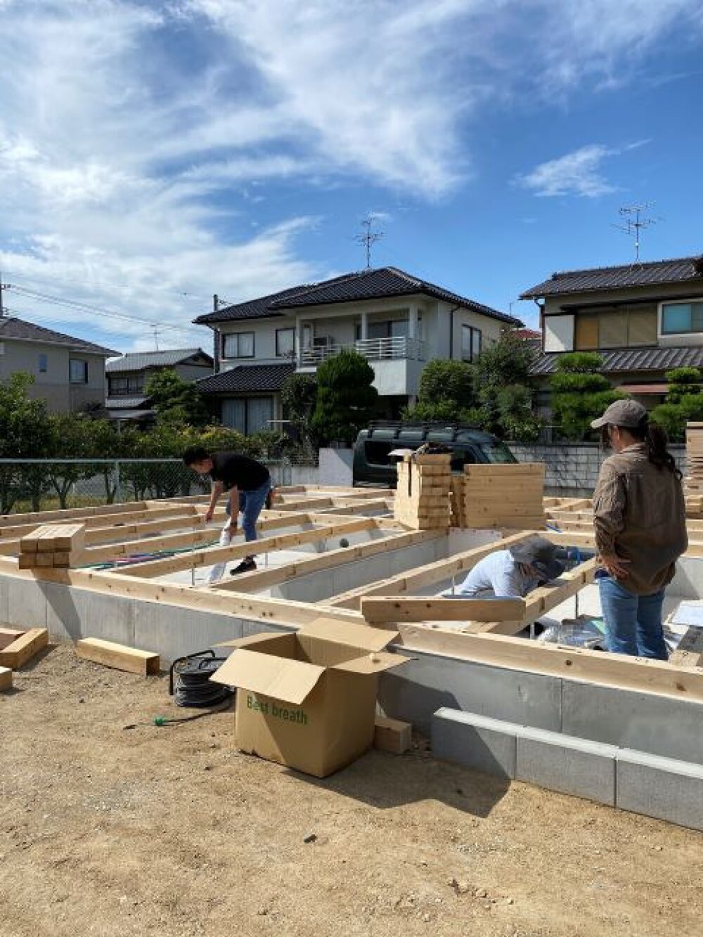 換気システム-排気ダクトの敷き込み作業