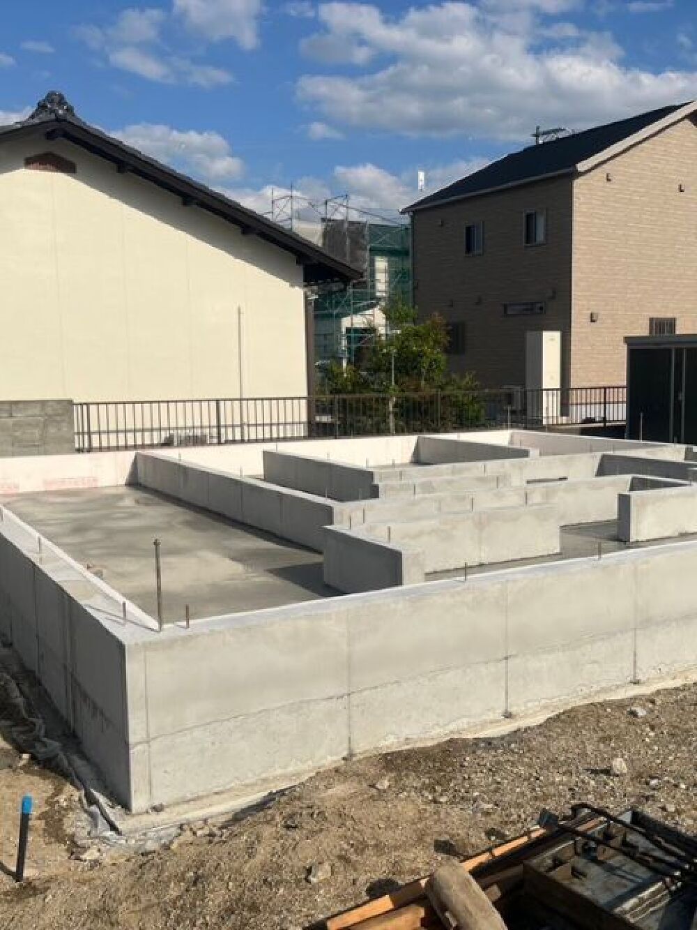 基礎立ち上がりの型枠を外しました。