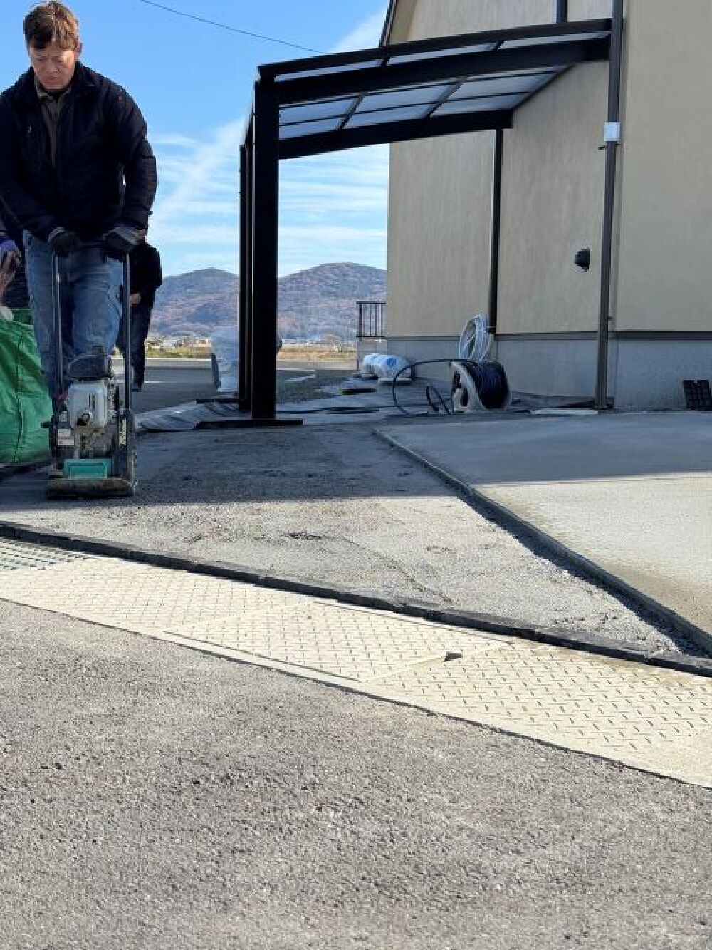 外構工事進めています。