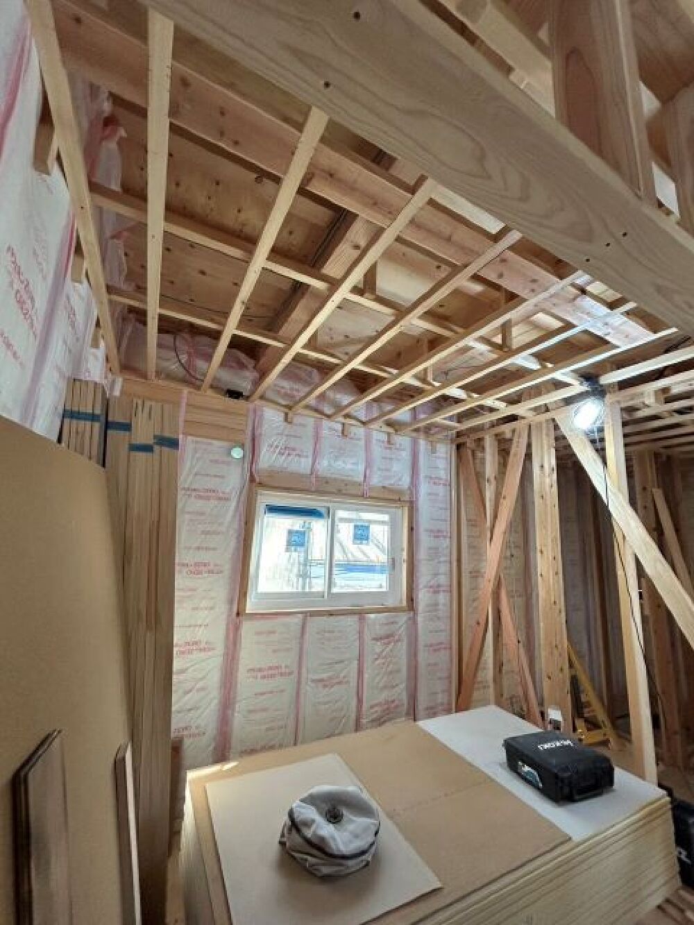 断熱材を充填しています。