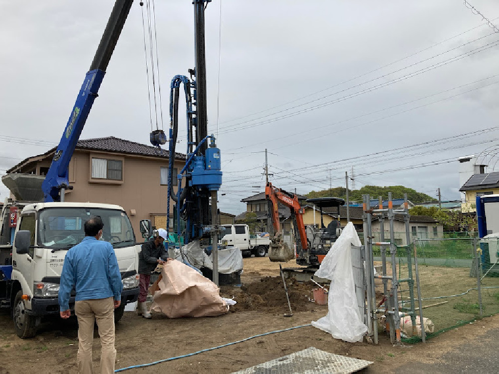 地盤改良工事が始まっています