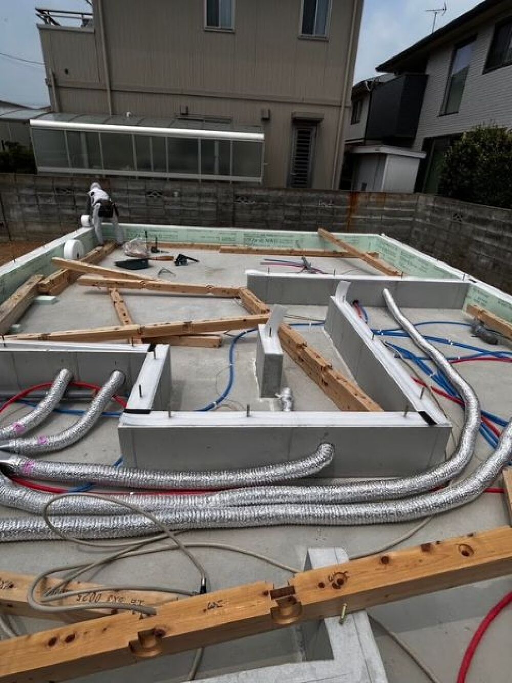換気システム-排気ダクトの敷き込み作業
