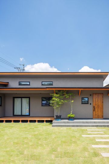 木と素材を楽しむ、深い軒のある平屋