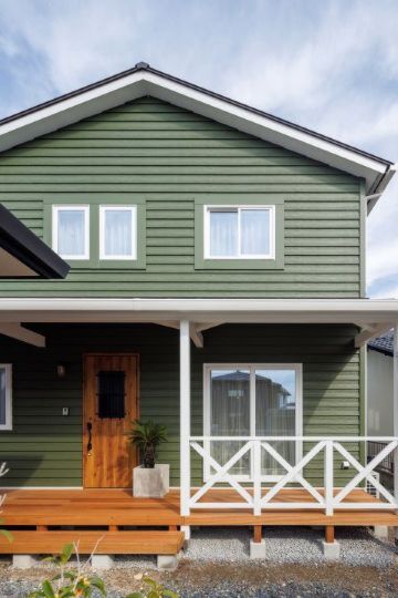 カーキグリーンのカリフォルニアハウス