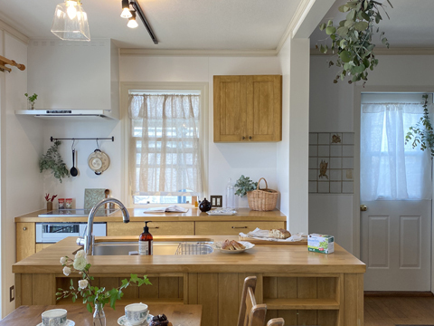 オープンキッチンで暮らしが変わる～ブルーグレイの輸入住宅リノベーション