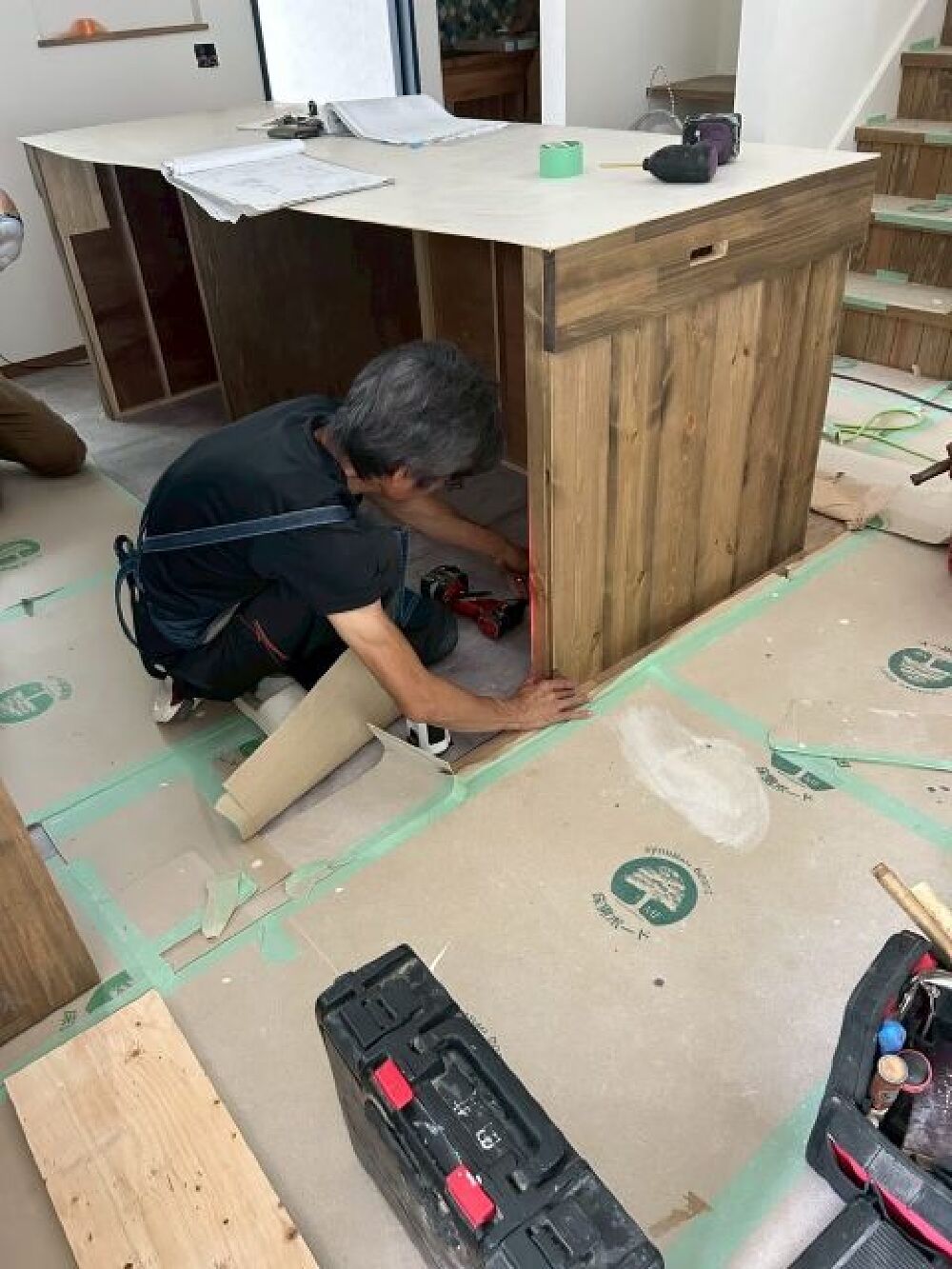 オーダーメイドキッチンの仕上げ作業