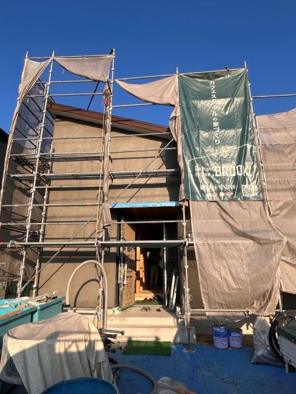 塗り壁の下塗り作業