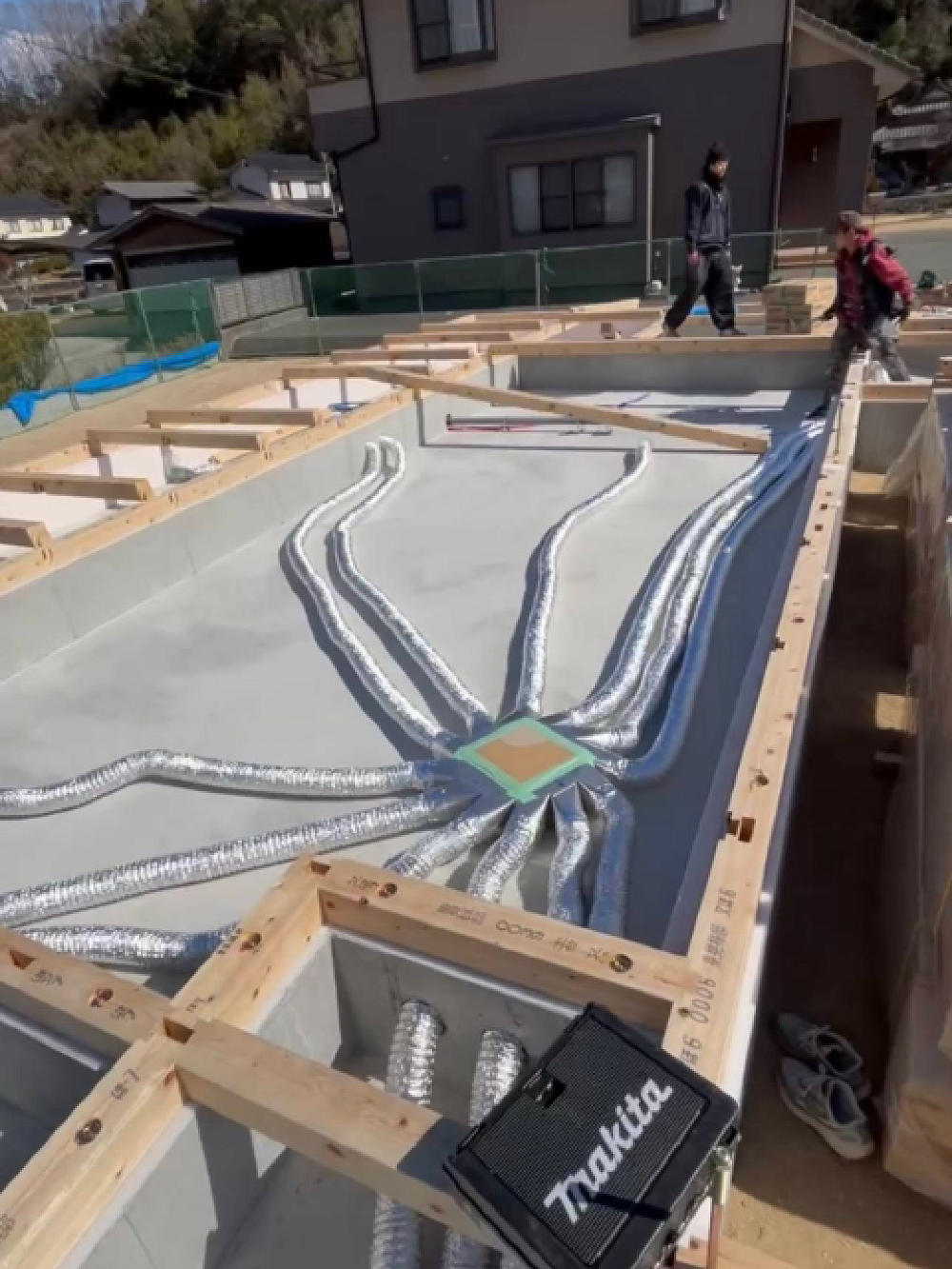 換気システムの排気ダクト施工と土台引き