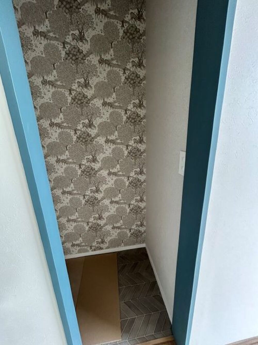 壁紙の施工進めています。