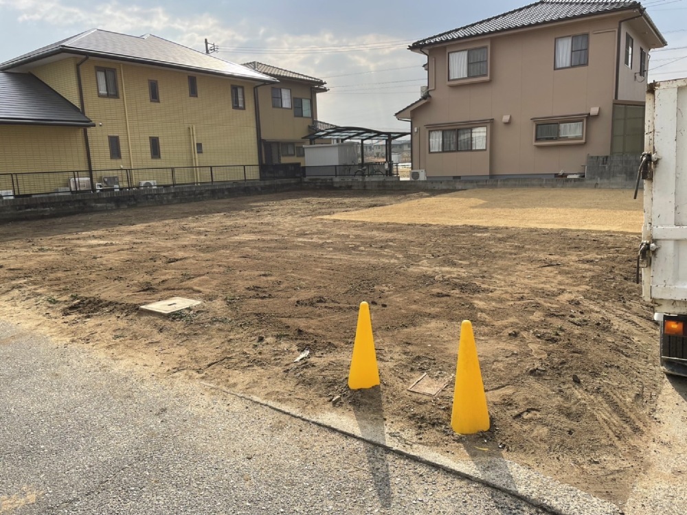 畑の状態から地鎮祭に向けて整地を行いました。