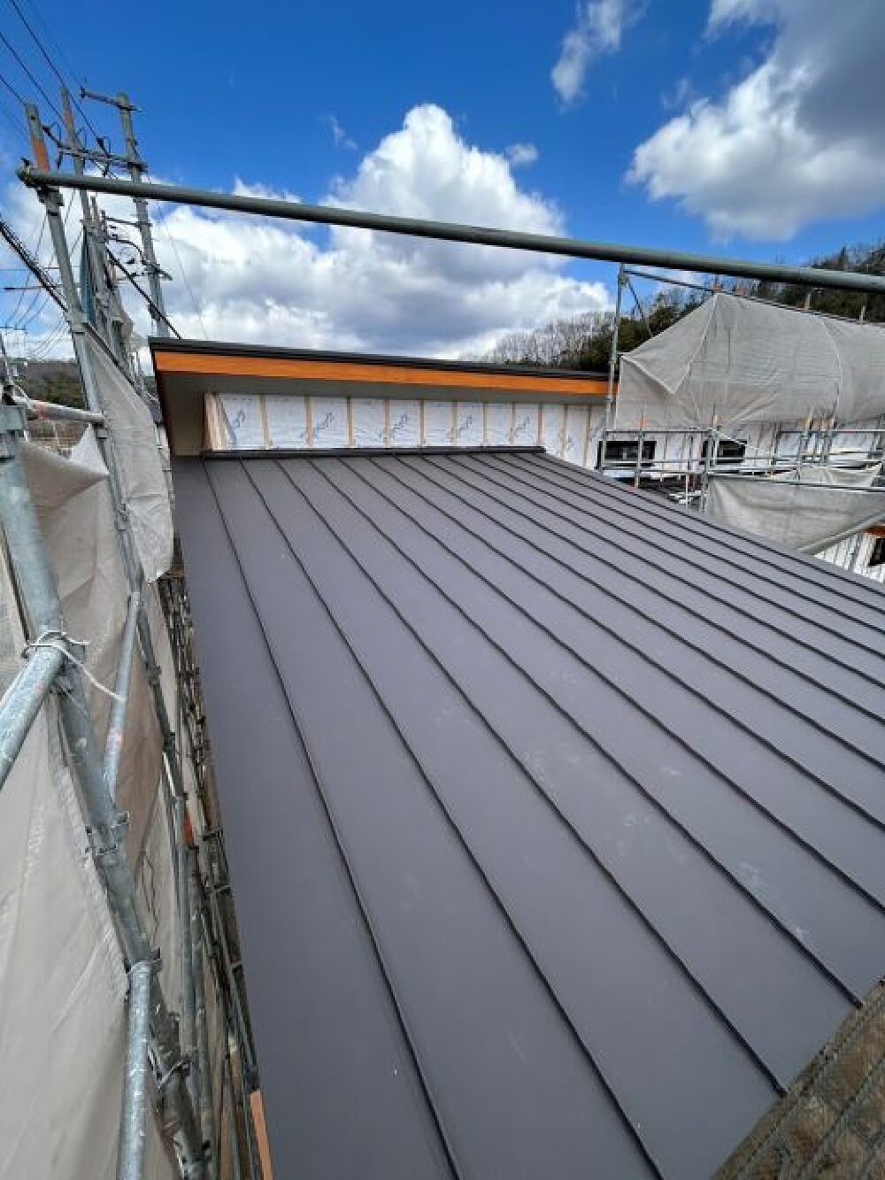 屋根にガルバリウムの施工行いました。