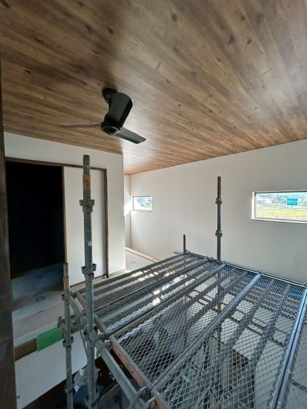 壁紙の施工進めています。