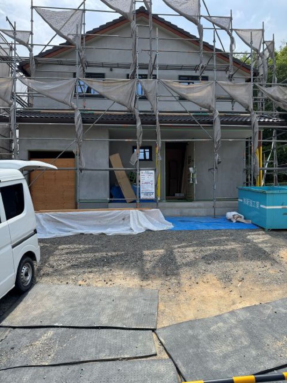 外壁の下塗り作業進めています。
