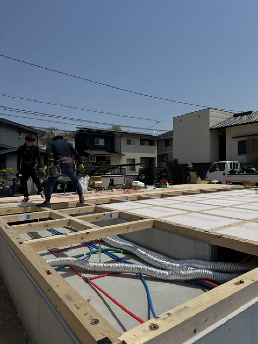土台施工と換気システム-排気ダクトの敷き込み作業